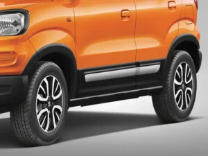 Mobil Suzuki XL7, SUV 7 penumpang yang stylish dan tangguh.