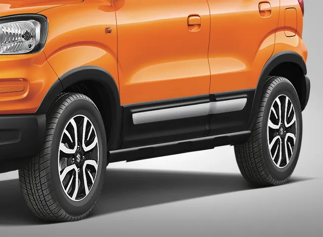 Mobil Suzuki XL7, SUV 7 penumpang yang stylish dan tangguh.