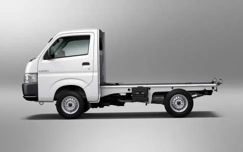 Eksterior Suzuki Carry Pick Up warna putih, tampak dari depan samping dengan bak terbuka.