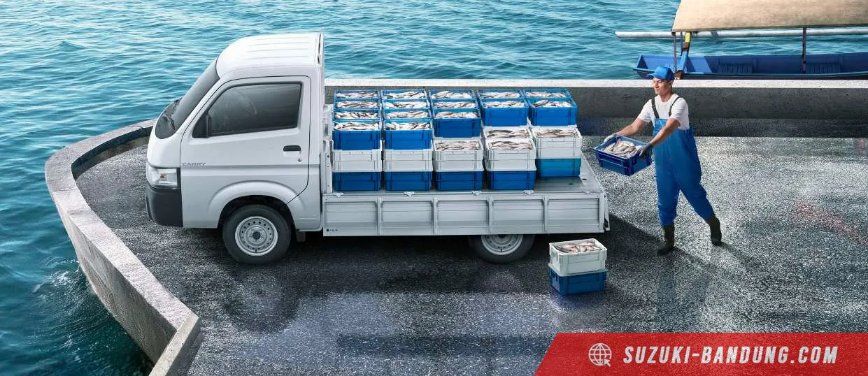 Tampilan eksterior Suzuki Carry pick-up putih baru, tampak samping depan.