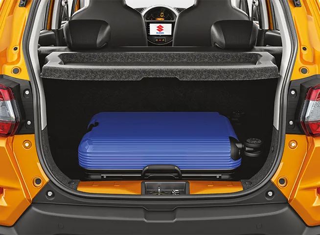 Interior mobil Suzuki S-Presso dengan dashboard modern, setir multifungsi, dan layar infotainment sentuh di bagian tengah.