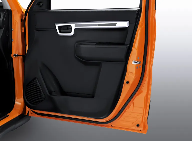 Interior mobil Suzuki S-Presso dengan setir, dasbor modern, dan layar infotainment di tengah.