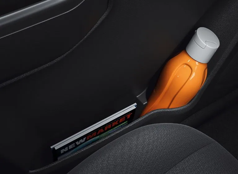 Interior Suzuki S-Presso dengan dasbor modern, setir multifungsi, dan jok kain yang nyaman berwarna hitam.