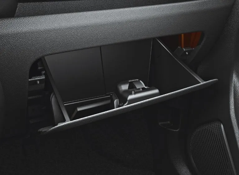 Interior Suzuki S-Presso menyoroti dasbor, setir, dan sistem infotainment.
