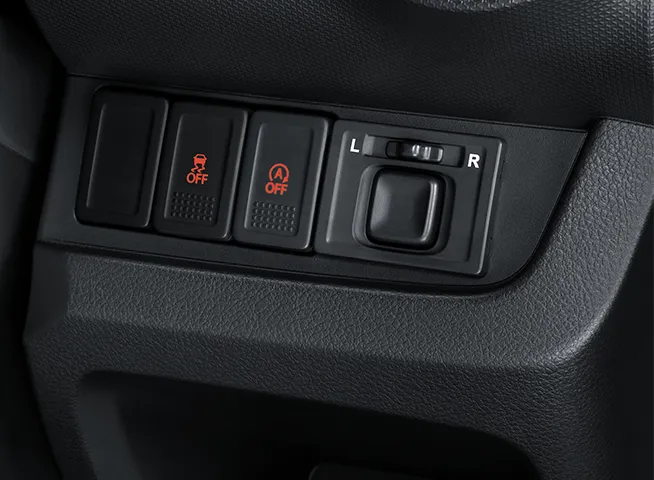 Interior Suzuki S-Presso menampilkan dashboard minimalis, cluster instrumen digital, dan sistem infotainment layar sentuh.