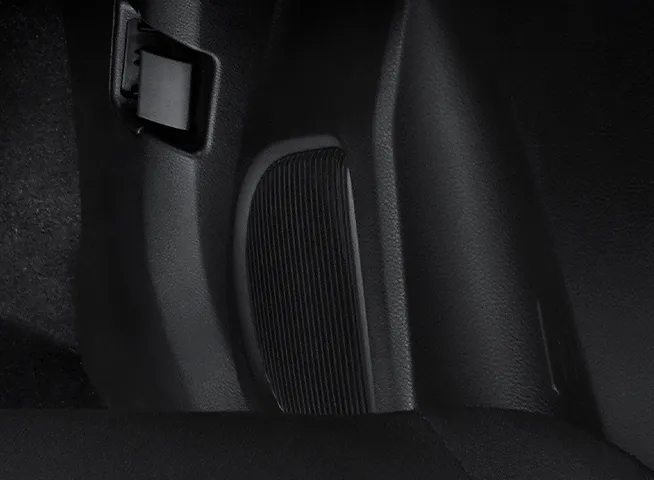 Interior kabin Suzuki S-Presso, menampilkan setir, dashboard, layar infotainment, dan tuas persneling.