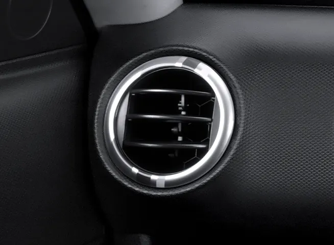 Interior modern Suzuki S-Presso didominasi warna hitam, menampilkan dashboard minimalis, setir, dan layar sentuh infotainment.