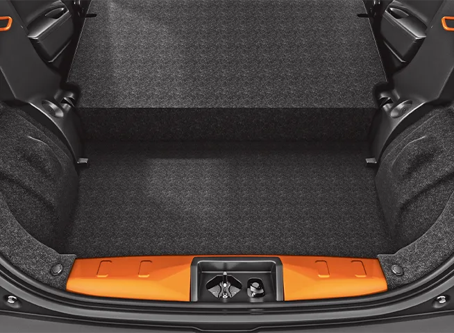 Interior kabin mobil Suzuki S-Presso dengan setir multifungsi, dasbor minimalis, dan layar hiburan.