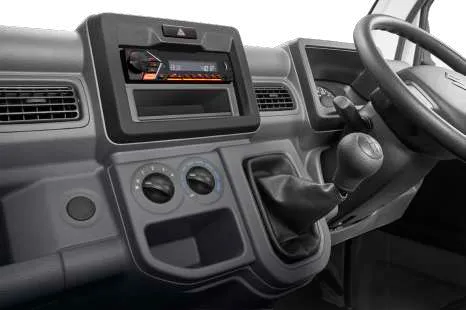 Interior kabin Suzuki Carry pick-up, menampilkan dashboard berwarna hitam dan setir kemudi.