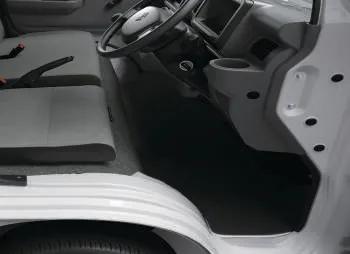 Interior kabin Suzuki Carry pick-up, menampilkan dashboard, setir, dan jok depan hitam.