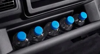 Interior kabin Suzuki Carry pick-up yang fungsional dengan dasbor minimalis, setir, dan jok berlapis kain.