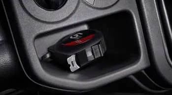 Interior kabin Suzuki Carry Pick Up dengan dashboard hitam, setir, tuas transmisi, dan kursi pengemudi.
