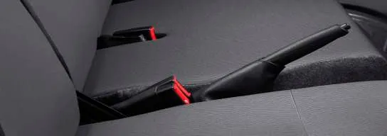 Interior kabin Suzuki Carry pick-up dengan dashboard, setir, dan jok pengemudi berwarna hitam.