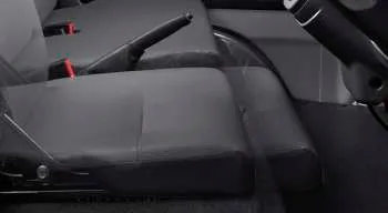 Interior Suzuki Carry pick-up, menampilkan dashboard fungsional, setir, dan ruang kabin yang lapang.