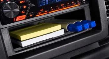 Kabin Suzuki Carry pick-up menampilkan dasbor abu-abu, setir, dan tuas persneling manual.