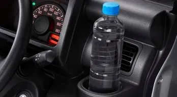 Interior kabin Suzuki Carry Pick Up yang fungsional, menampilkan dashboard, setir, jok pengemudi, dan tuas transmisi.