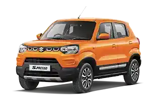 Suzuki S-Presso baru berwarna oranye terang, diparkir dengan latar belakang jalan raya atau area perkotaan.
