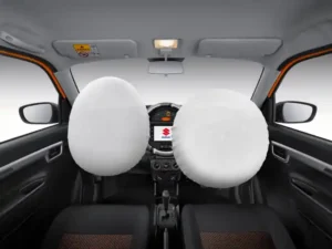Interior Suzuki S-Presso menyoroti fitur keselamatan airbag SRS di roda kemudi.