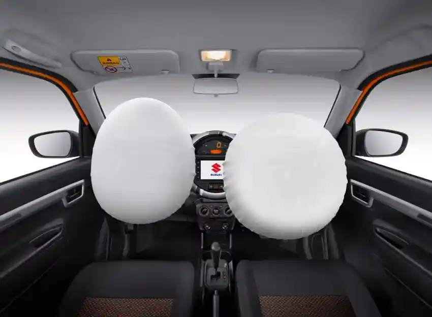 Interior Suzuki S-Presso menyoroti fitur keselamatan airbag SRS di roda kemudi.