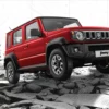 Suzuki Jimny putih dengan desain kotak ikonik, diparkir di luar ruangan.
